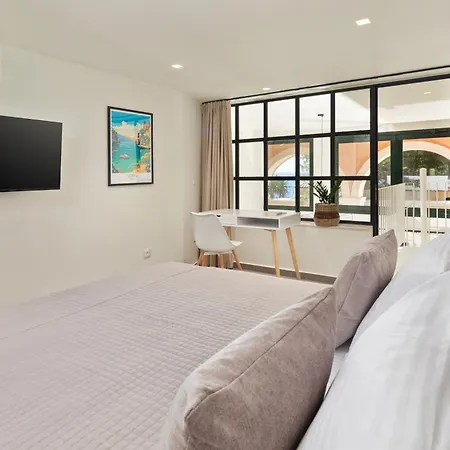 Casa del Mar-Mon Repo Beachfront Apt near Airport *